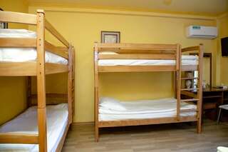 Отели типа «постель и завтрак» Popock Baghramyan Ереван Четырехместный номер эконом-класса-1